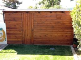 Casetta de madera en color nogal, adosada a pared con dos puertas y suelo de madera.